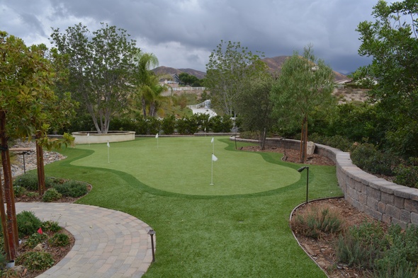 Flagstaff Synthetic grass golf green in a landscaped backyard